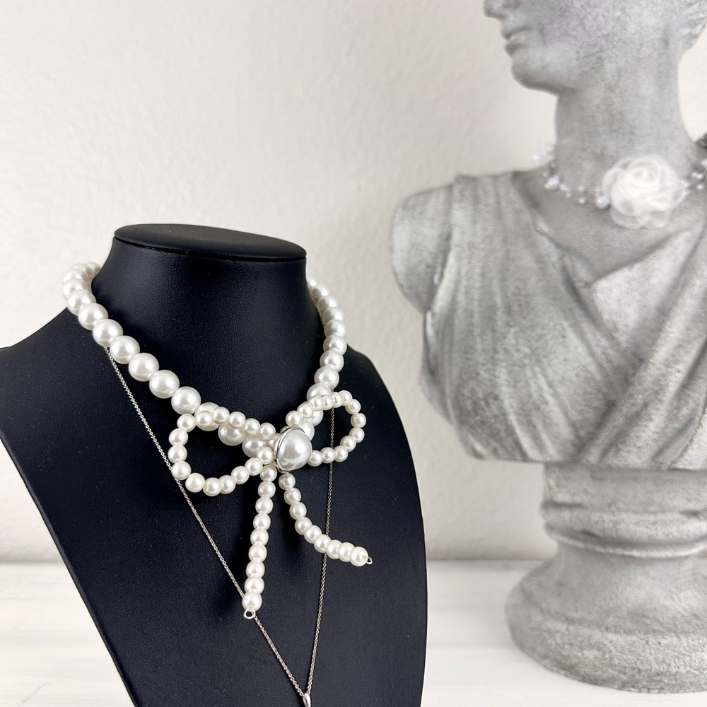Pearly Bow Tie Necklace